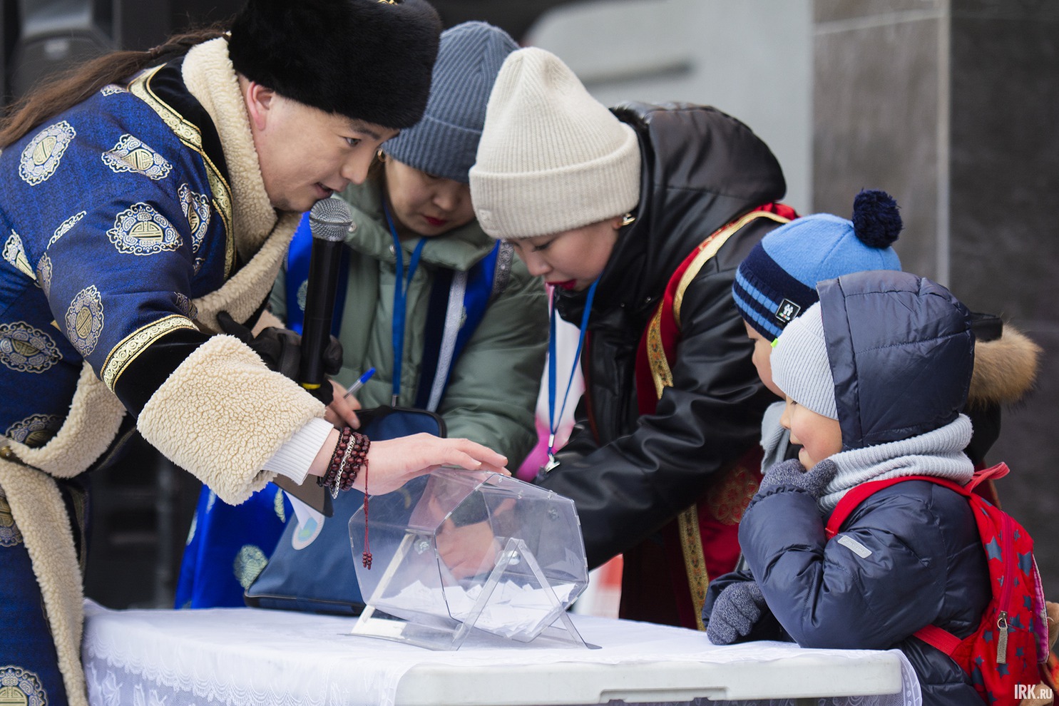 В конце вечера подвели итоги лотереи с призами.