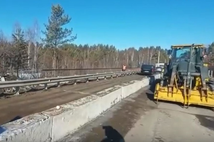 Ремонт мостового перехода на Байкальском тракте. Скриншот видео пресс-службы Госавтоинспекции Иркутской области