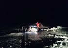 Провалившаяся под лед Малого Моря машина Chevrolet Niva. Фото Байкальского поисково-спасательного отряда МЧС РФ