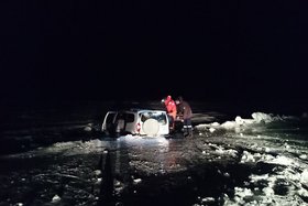 Провалившаяся под лед Малого Моря машина Chevrolet Niva. Фото Байкальского поисково-спасательного отряда МЧС РФ