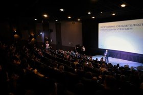 В прошлом году свидетельства получили 594 семьи. Фото пресс-службы правительства региона