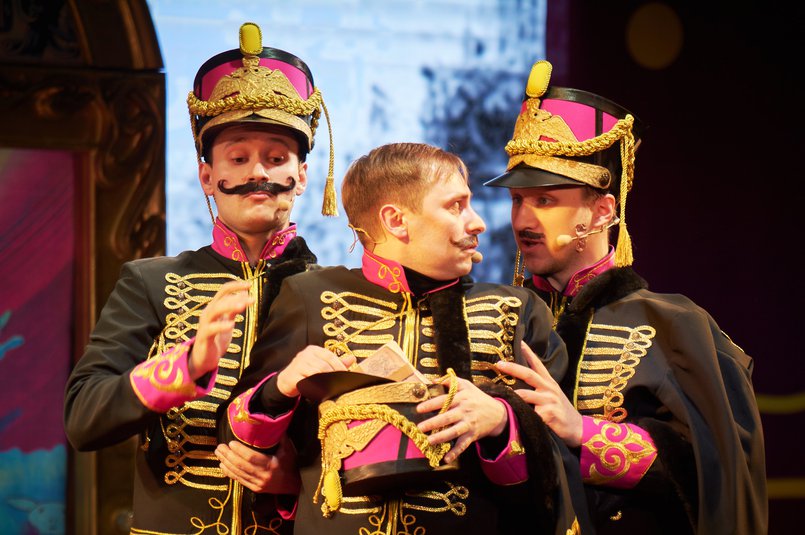 Сцена из спектакля «Сватовство гусара». Фото: Маргарита Романова
