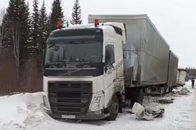 Фура на месте ДТП. Фото пресс-службы ГУ МВД России по Иркутской области