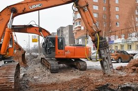 Повреждение на сетях холодного водоснабжения в Братске устраняют. Фото из телеграм-канала Сергея Серебренникова
