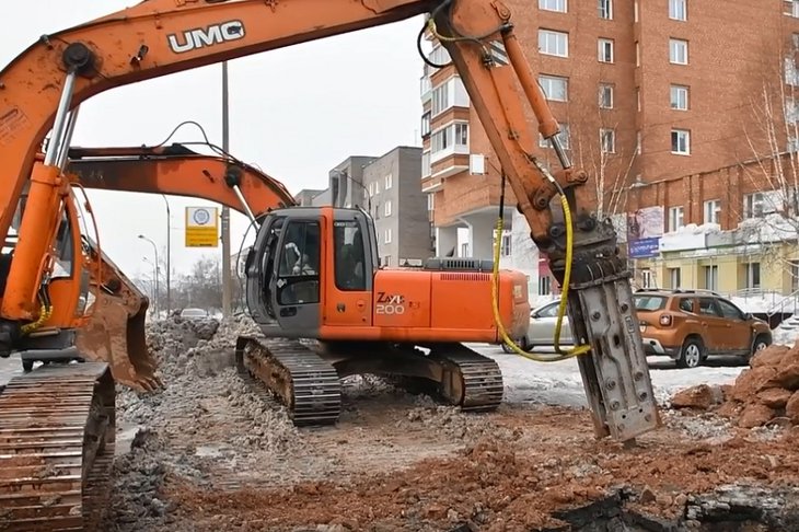 Повреждение на сетях холодного водоснабжения в Братске устраняют. Фото из телеграм-канала Сергея Серебренникова