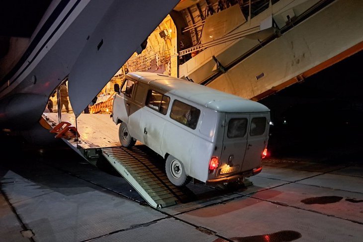 В зону СВО направили два автомобиля УАЗ. Фото пресс-службы правительства региона