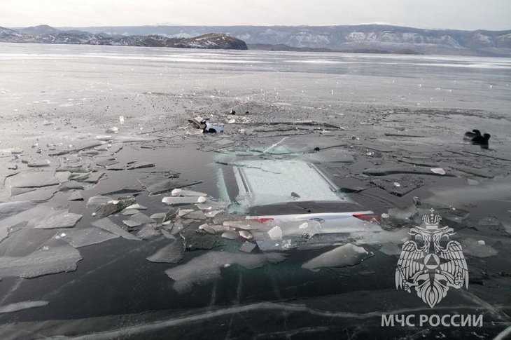 Автомобиль Hyundai Creta провалился под лед в районе Сахюрты. Фото пресс-службы ГУ МЧС России по Иркутской области