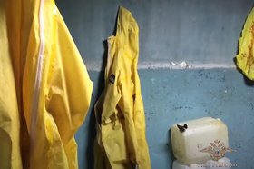 Обнаружили порядка пяти тысяч литров прекурсоров, около 600 емкостей, а также защитные костюмы. Скриншот видео МВД Медиа