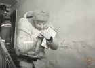 Полицейский поднялся на второй этаж и вынес местного жителя на улицу. Скриншот видео МВД Медиа