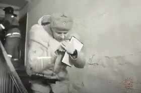 Полицейский поднялся на второй этаж и вынес местного жителя на улицу. Скриншот видео МВД Медиа
