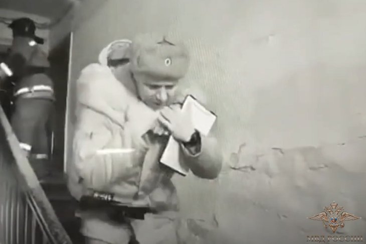 Полицейский поднялся на второй этаж и вынес местного жителя на улицу. Скриншот видео МВД Медиа