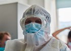 Врач в защитном костюме. Фото Маргариты Романовой, IRK.ru