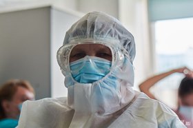 Врач в защитном костюме. Фото Маргариты Романовой, IRK.ru