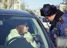 Полицейские поздравляют женщин-водителей с Международным женским днем. Фото из архива IRK.ru