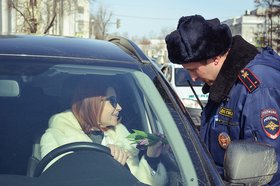Полицейские поздравляют женщин-водителей с Международным женским днем. Фото из архива IRK.ru