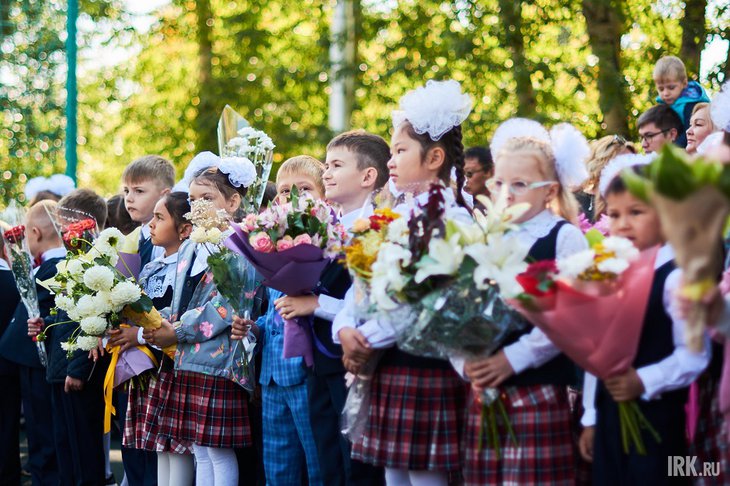 Школьники на линейке. Фото Маргариты Романовой, IRK.ru