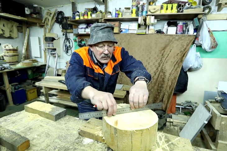 Резчик Игорь Васёв. Скриншот из фильма «Русские. XXI век»