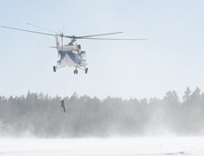 На тушение направили вертолёт МИ-8 с группой пожарных-десантников.