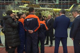 Встреча Владимира Путина с сотрудниками авиазавода в Улан-Удэ. Скриншот видео LIFE.ru