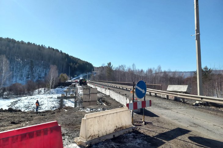 Ремонт моста на Байкальском тракте. Фото пресс-службы правительства Иркутской области