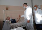 Пациента навестил губернатор. Фото пресс-службы правительства региона