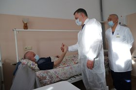 Пациента навестил губернатор. Фото пресс-службы правительства региона