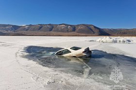 Водитель ехал по льду между Курмой и Сармой. Фото пресс-службы ГУ МЧС России по Иркутской области