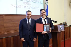 Губернатор Иркутской области Игорь Кобзев, солист музтеатра Гейрат Шабанов. Фото пресс-службы правительства региона