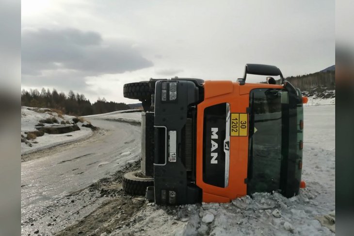 36-летний водитель большегруза не справился с управлением. Скриншот видео пресс-службы ГУ МВД России по Иркутской области