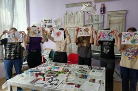Подростки с ОВЗ создают футболки, кружки, значки и бейсболки с собственным дизайном.  Фото организаторов