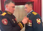 Алексей Сапожников, начальник управления Росгвардии по Иркутской области вручает награду. Фото Росгвардии