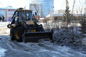 Уборка придомовых территорий в Иркутске. Фото пресс-службы администрации города