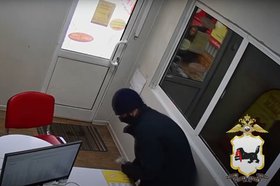 Грабитель в организации микрозаймов в Ангарске. Скриншот видео пресс-службы ГУ МВД России по Иркутской области