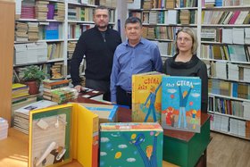 Школе-интернату передали 17 развивающих книжных комплектов. Фото ООО «Газпром недра»