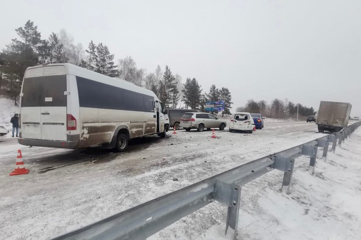 Массовое ДТП на Качугском тракте. Фото ГУ МВД России по Иркутской области