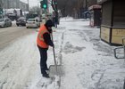 Дворник чистит снег. Фото пресс-службы администрации Иркутска