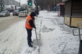 Дворник чистит снег. Фото пресс-службы администрации Иркутска