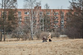 Женщина с коляской. Фото IRK.ru