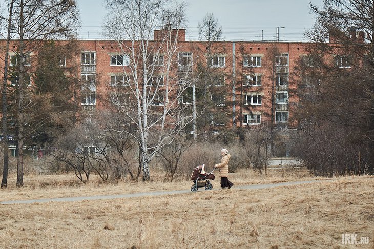 Женщина с коляской. Фото IRK.ru