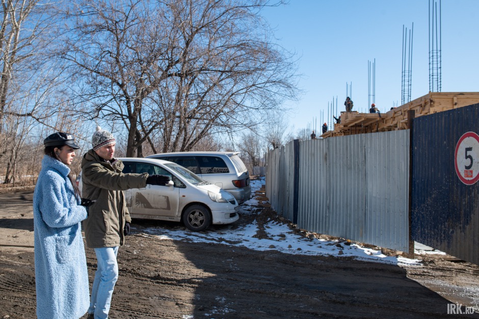 Жильцы уже несколько месяцев борются за то, чтобы по придомовой территории перестали ездить грузовики