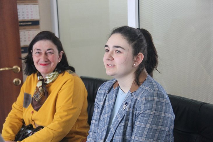 Лана Науржанова с мамой. Фото пресс-службы администрации Братска