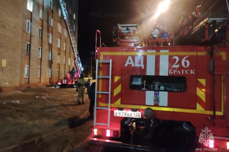 Пожар на улице Комсомольской в Братске. Фото ГУ МЧС России по Иркутской области