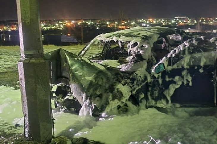 Сгоревший автомобиль. Фото пресс-службы ГУ МВД России по Иркутской области