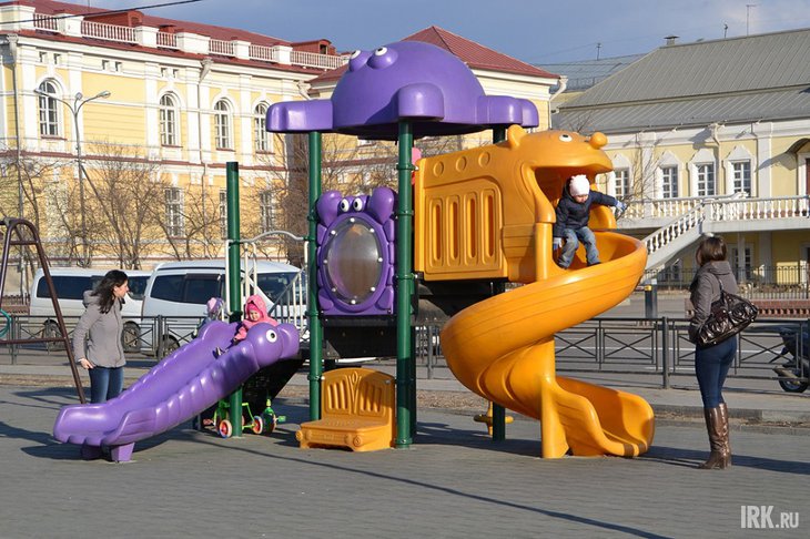 Родители с детьми на детской площадке. Фото из архива IRK.ru