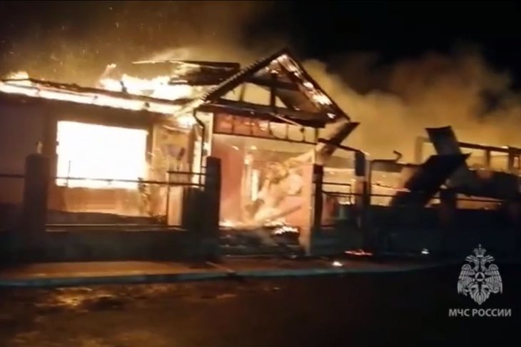Пожар в кафе в Баяндае. Скриншот видео пресс-службы ГУ МЧС России по Иркутской области