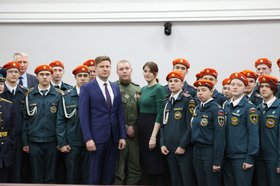 Дмитрий Ружников, Федор Садовников, курсанты и кадеты. Фото пресс-службы администрации Иркутска