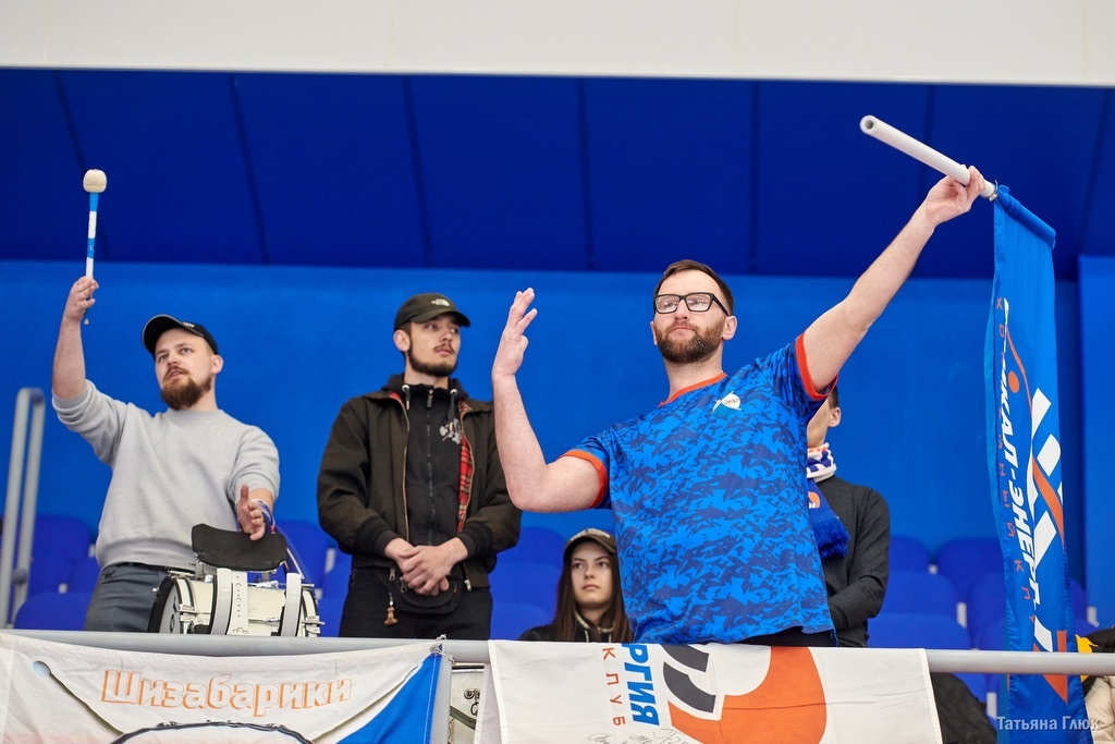 Группа поддержки иркутских хоккеистов — барабанщики