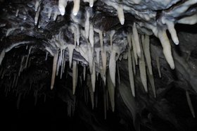 Сталактиты в пещере. Фото из телеграм-канала правительства Иркутской области