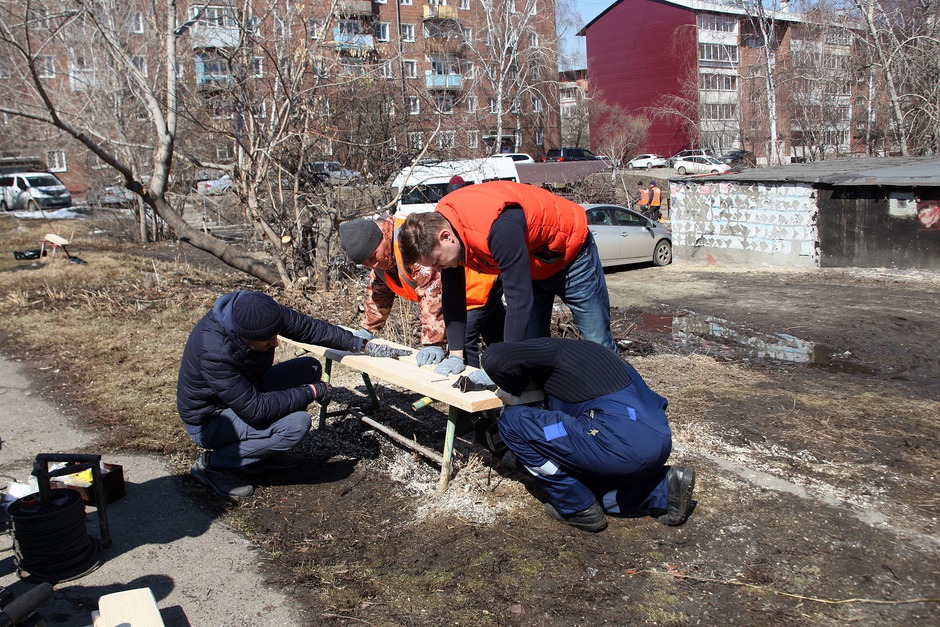Вице-мэр Иркутска Дмитрий Ружников, представители городской Общественной палаты и жители убрали двор на Аэрофлотской, 7.