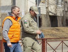 Мэр города Руслан Болотов присоединился к очистке ручья Демьяновка и прилегающих к нему территорий в Пади Долгой.